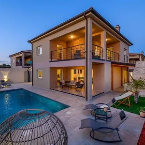 Brionika Mit Pool Villa